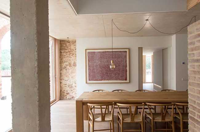 La bellezza rinnovata: una masia rurale diventa un edificio industriale