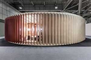 Atmósfera metafísica y diseño evocador del stand Bespoke Romance