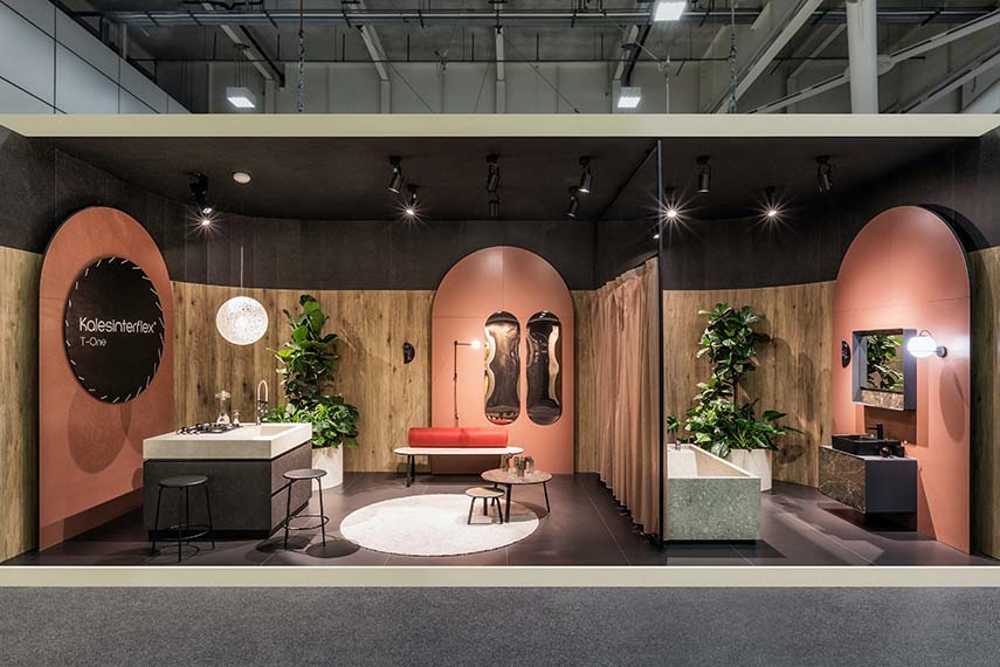 Atmosphère métaphysique et design évocateur du stand Bespoke Romance