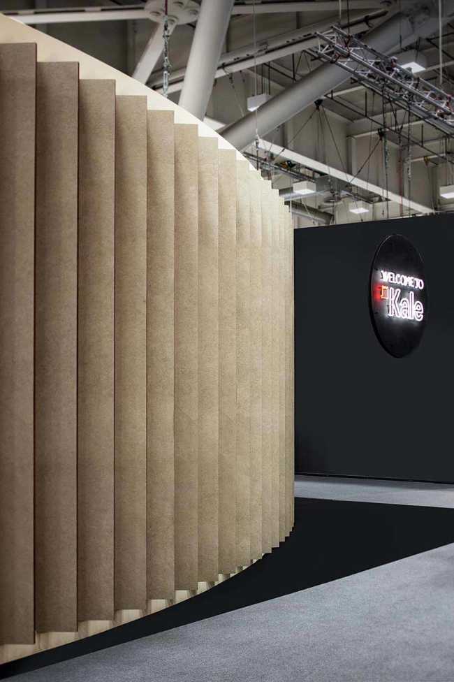 Atmosphère métaphysique et design évocateur du stand Bespoke Romance