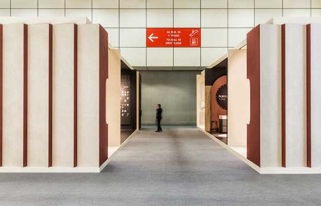 Atmosphère métaphysique et design évocateur du stand Bespoke Romance