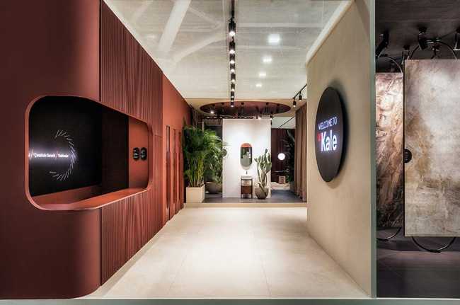 Atmosphère métaphysique et design évocateur du stand Bespoke Romance