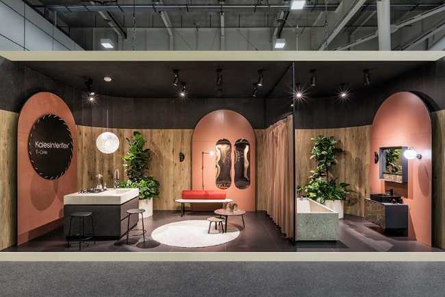 Atmosphère métaphysique et design évocateur du stand Bespoke Romance