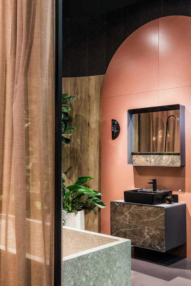 Atmosphère métaphysique et design évocateur du stand Bespoke Romance