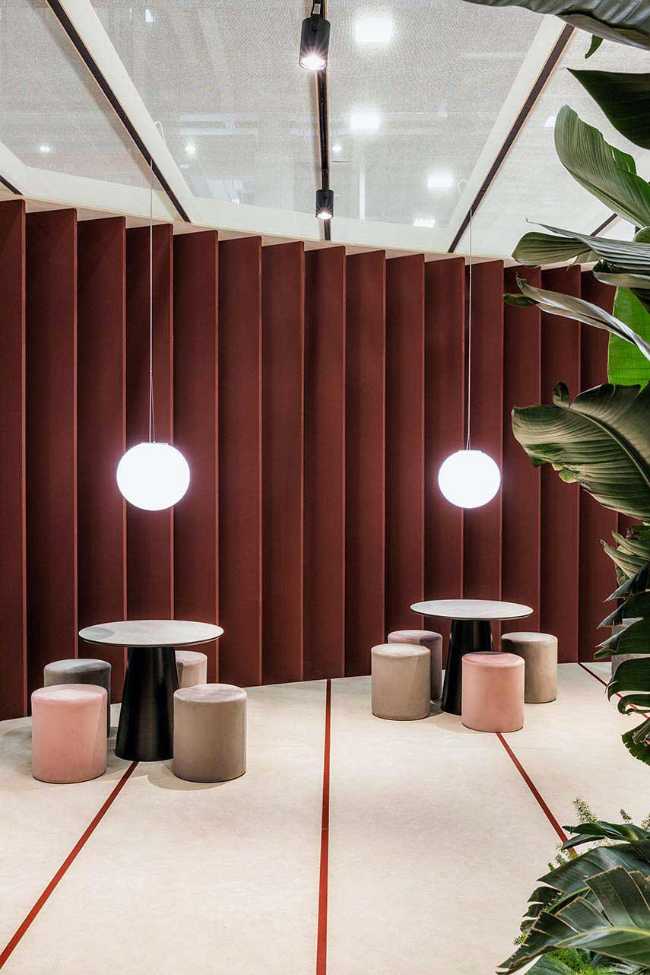 Atmosphère métaphysique et design évocateur du stand Bespoke Romance