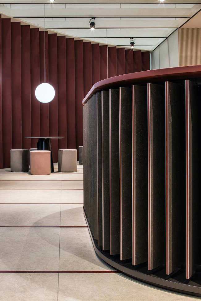 Atmosphère métaphysique et design évocateur du stand Bespoke Romance