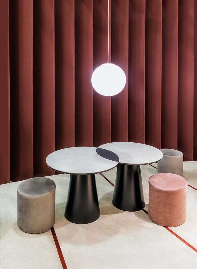 Atmosphère métaphysique et design évocateur du stand Bespoke Romance