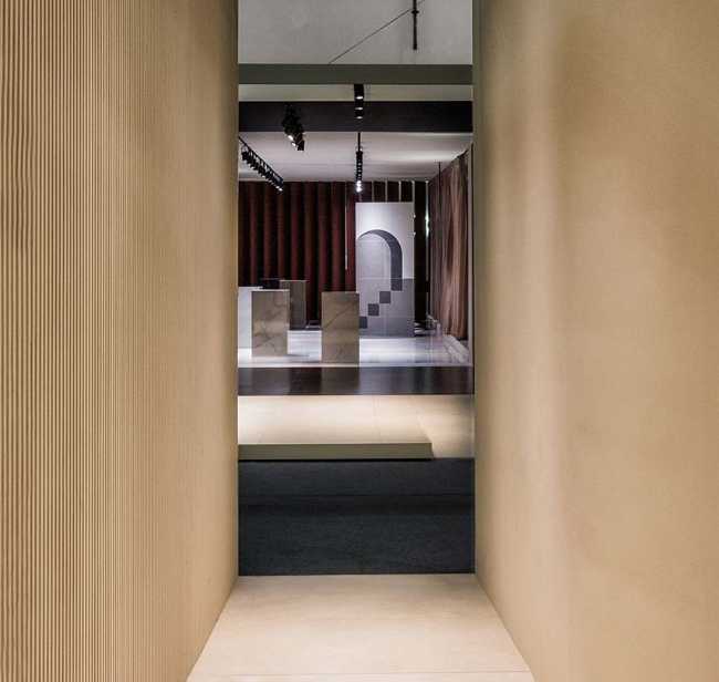 Atmosphère métaphysique et design évocateur du stand Bespoke Romance