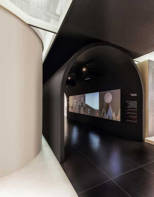 Atmosphère métaphysique et design évocateur du stand Bespoke Romance