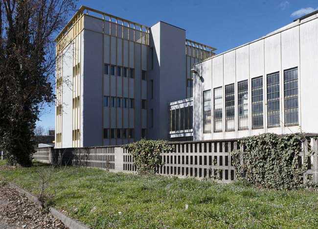 Restyling of Mec Pac's industrial headquarters. Rhythm and lightness