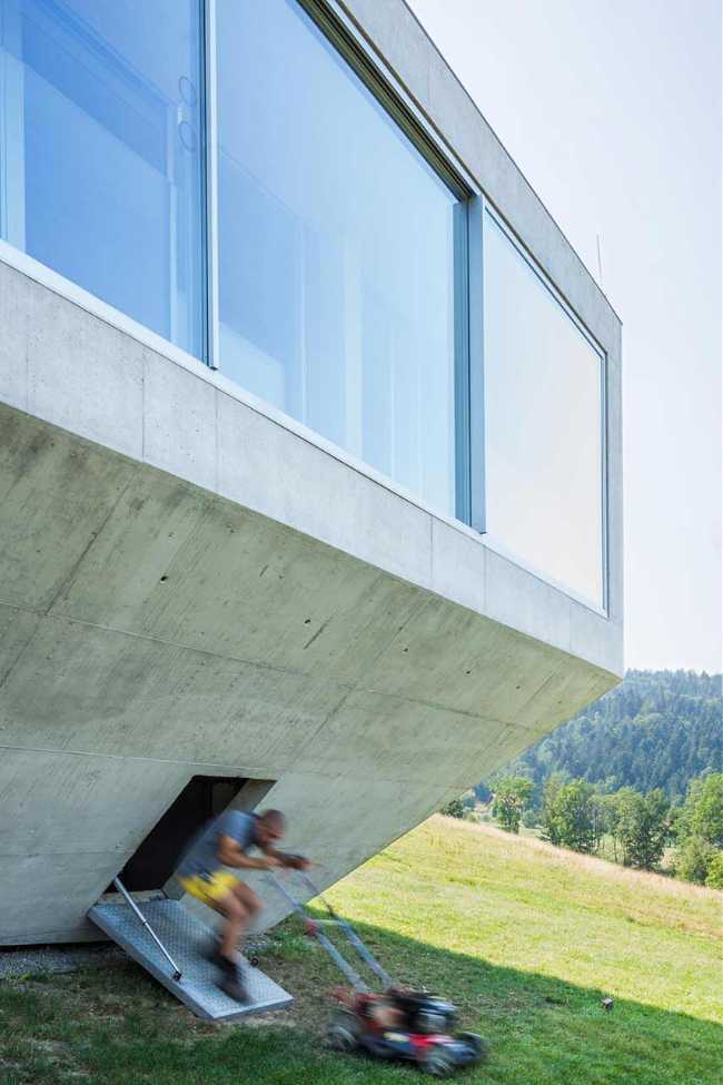 Konieczny's Ark : Une maison intégrée au paysage dans les montagnes