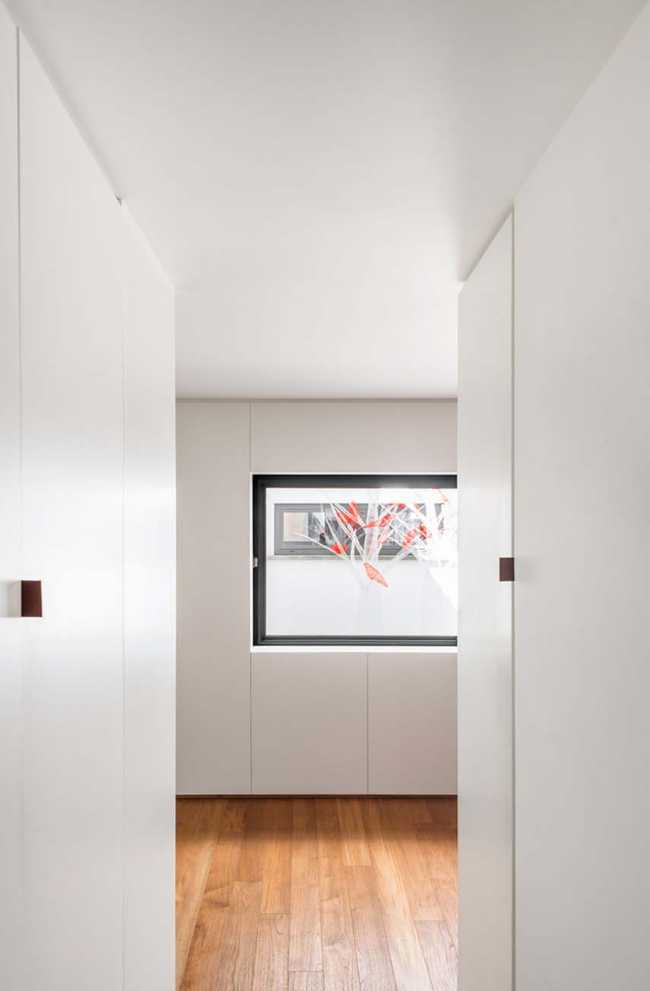 The courtyard becomes an art space. Casa LS sewn around the patio