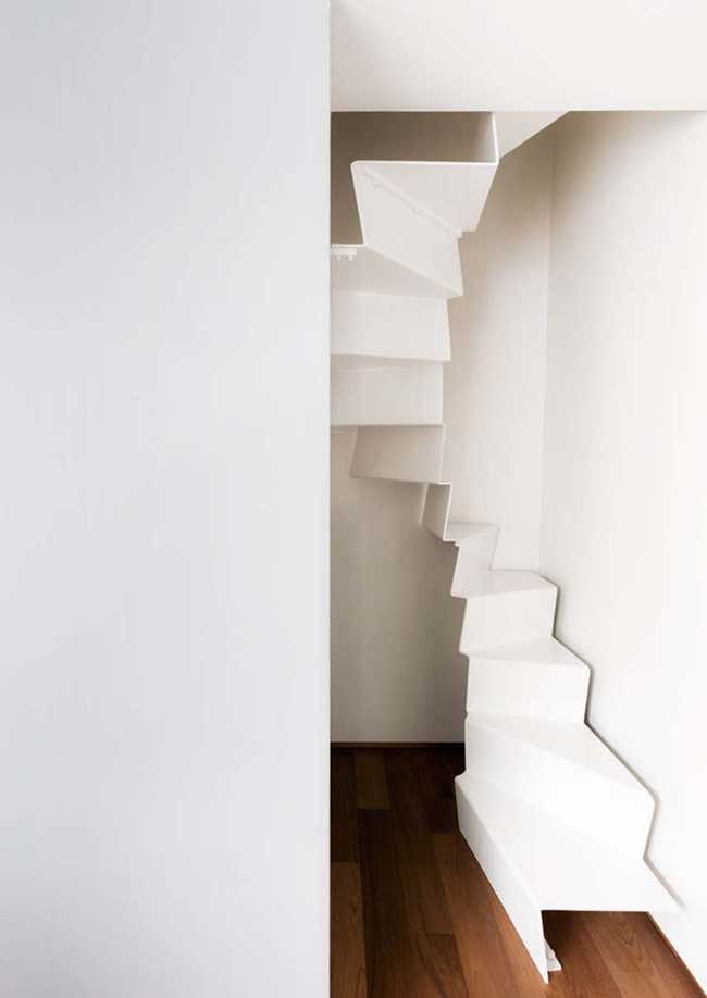 The courtyard becomes an art space. Casa LS sewn around the patio