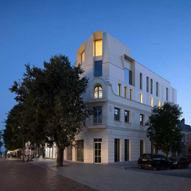 Dialogo rispettoso tra storico e contemporaneo. Rinnovamento dell’edificio LH