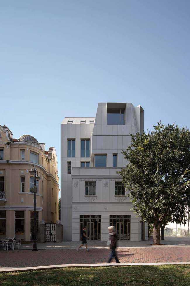 Dialogo rispettoso tra storico e contemporaneo. Rinnovamento dell’edificio LH