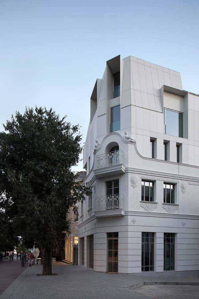 Dialogo rispettoso tra storico e contemporaneo. Rinnovamento dell’edificio LH