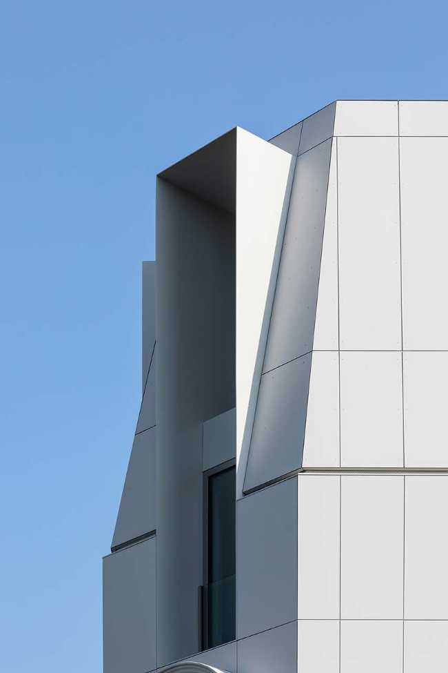 Dialogo rispettoso tra storico e contemporaneo. Rinnovamento dell’edificio LH