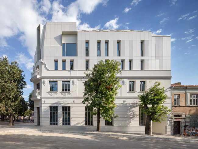 Dialogo rispettoso tra storico e contemporaneo. Rinnovamento dell’edificio LH