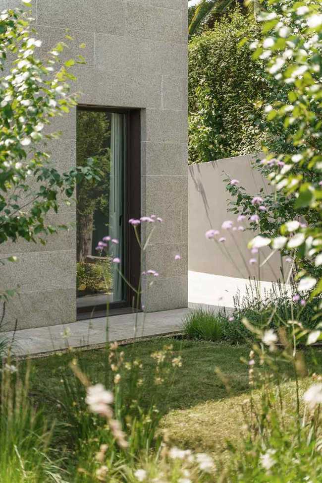 Cova-Miradoiro: une maison moderne en harmonie avec la nature