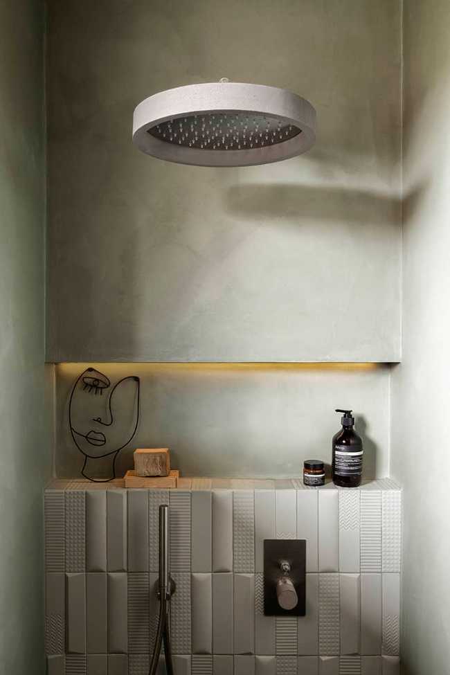 Materia e colore per un mini appartamento a Milano