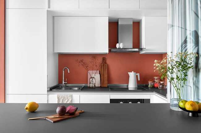 Materia e colore per un mini appartamento a Milano