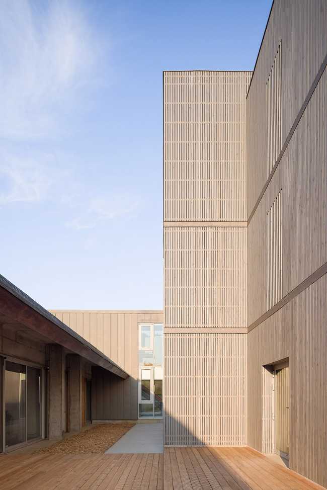 Expansion of the ASSIA headquarters. Volume in wood, concrete, and glass.