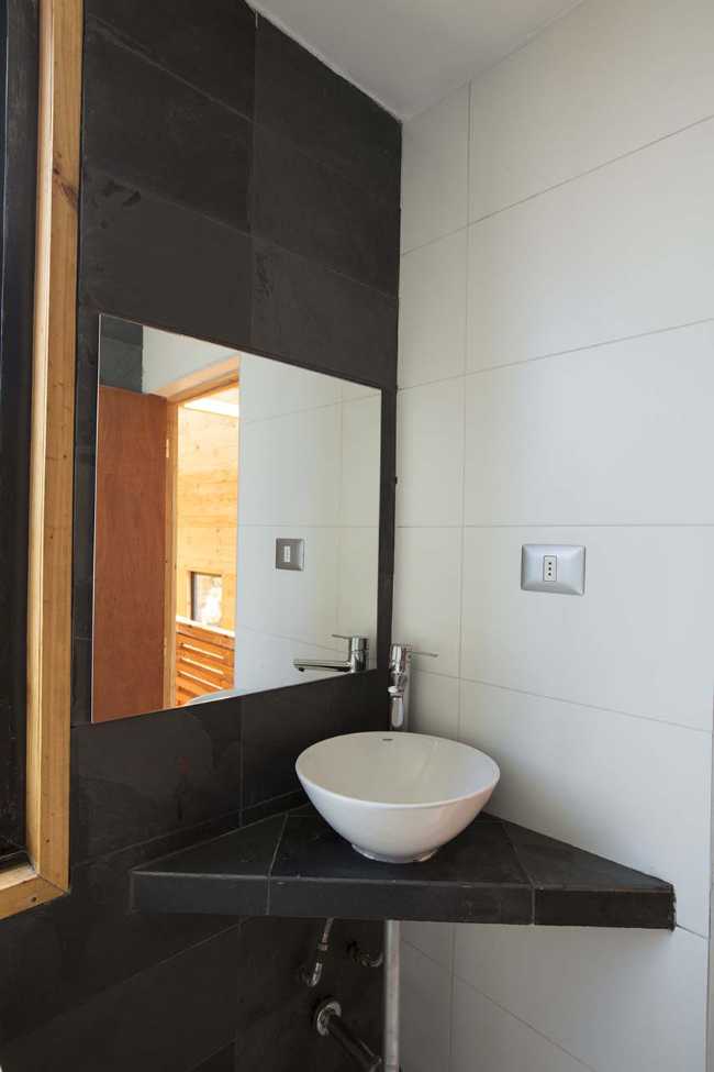 Casa Cubo eficiente en energía integrada con la naturaleza