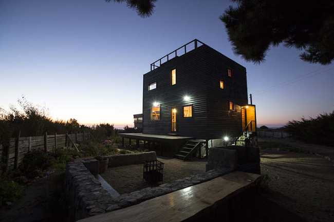 Casa Cubo eficiente en energía integrada con la naturaleza