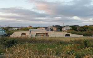 La Villa Isumi, au Japon, redéfinit l'habitat intérieur-extérieur