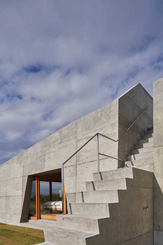 The Japanese Isumi Villa redefines indoor-outdoor living