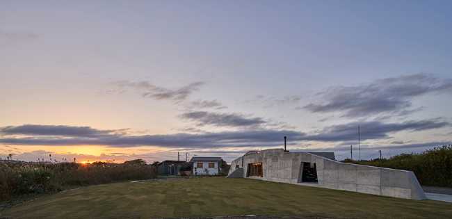 The Japanese Isumi Villa redefines indoor-outdoor living