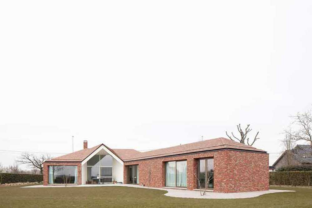 Reestructuración de la Casa TL: de bungalow simple a vivienda.