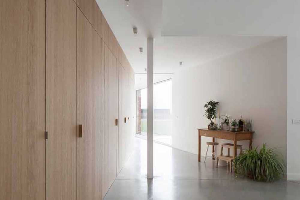 Reestructuración de la Casa TL: de bungalow simple a vivienda.