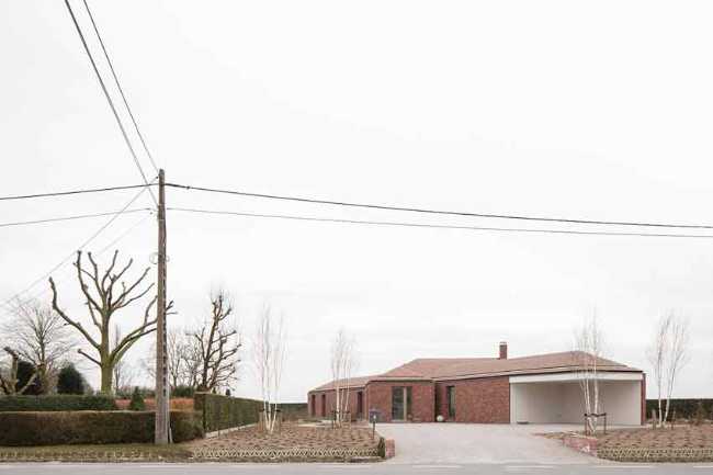 Reestructuración de la Casa TL: de bungalow simple a vivienda.