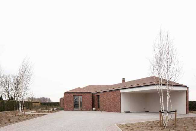Reestructuración de la Casa TL: de bungalow simple a vivienda.