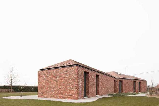 Reestructuración de la Casa TL: de bungalow simple a vivienda.