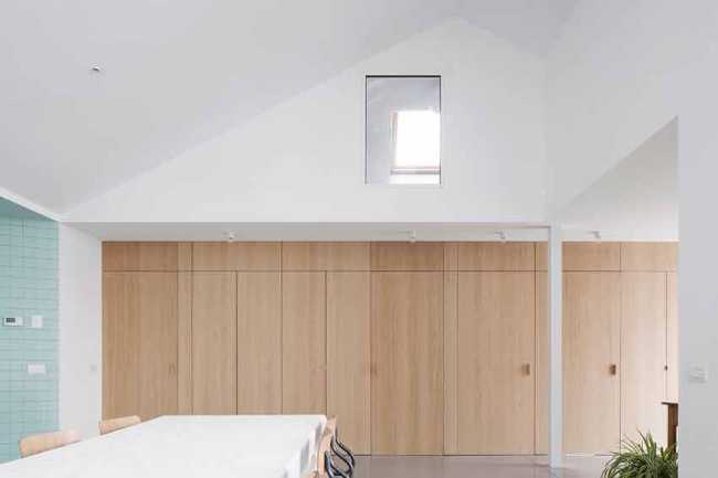 Reestructuración de la Casa TL: de bungalow simple a vivienda.