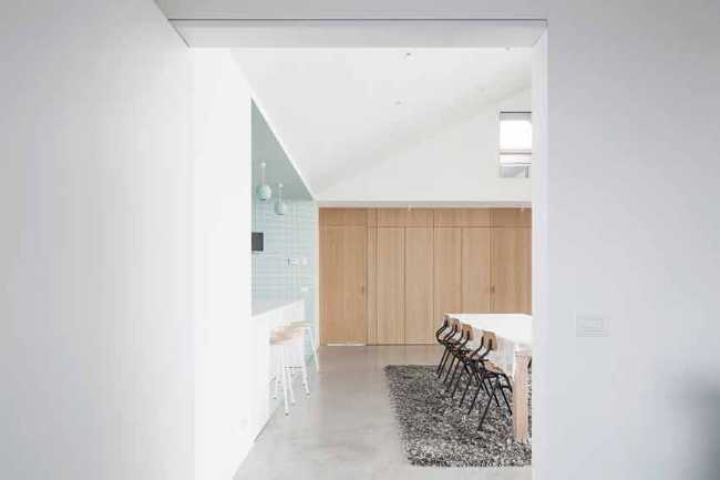 Reestructuración de la Casa TL: de bungalow simple a vivienda.