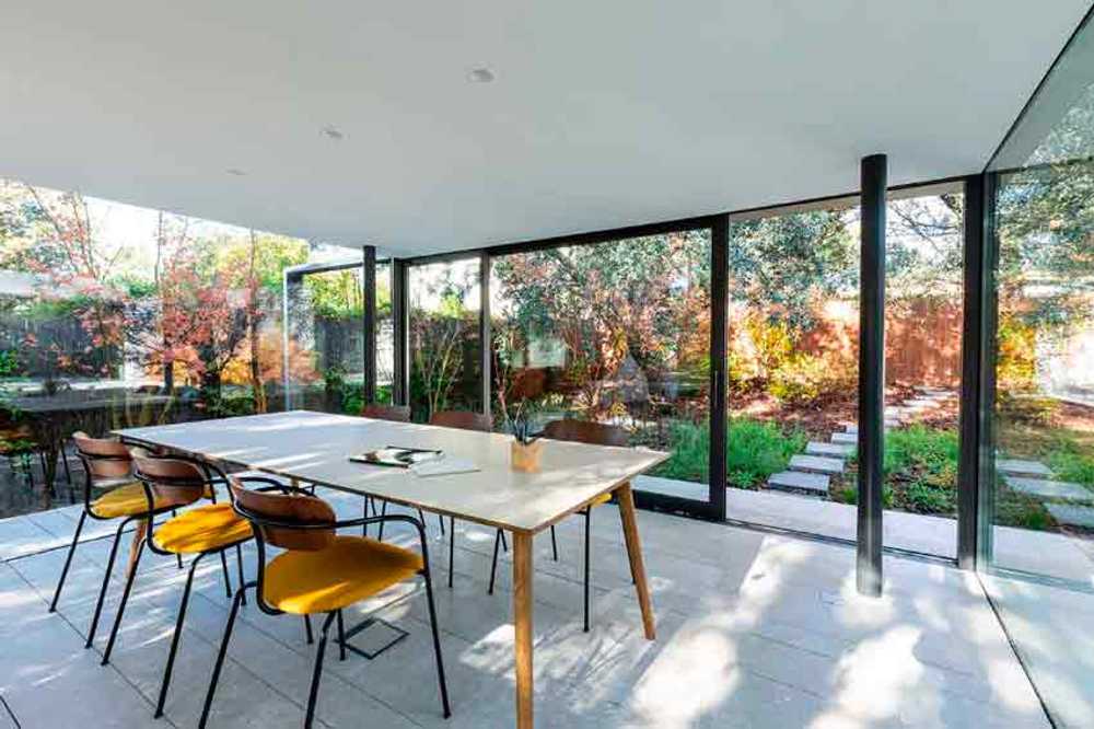 Garden Pavilion: the glass pavilion that breaks the limits of space