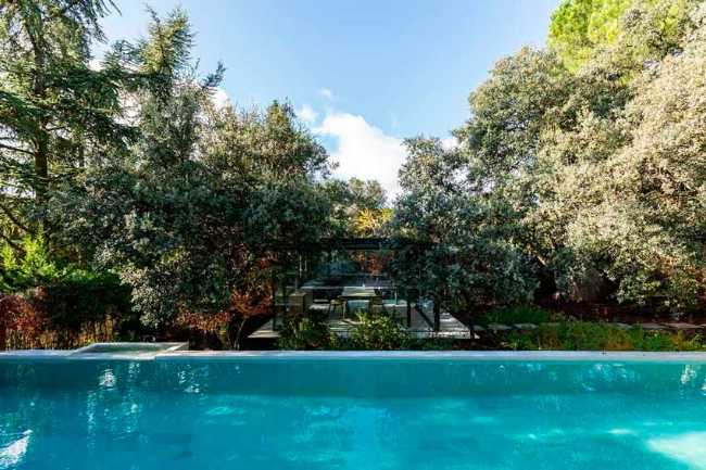 Garden Pavilion: the glass pavilion that breaks the limits of space