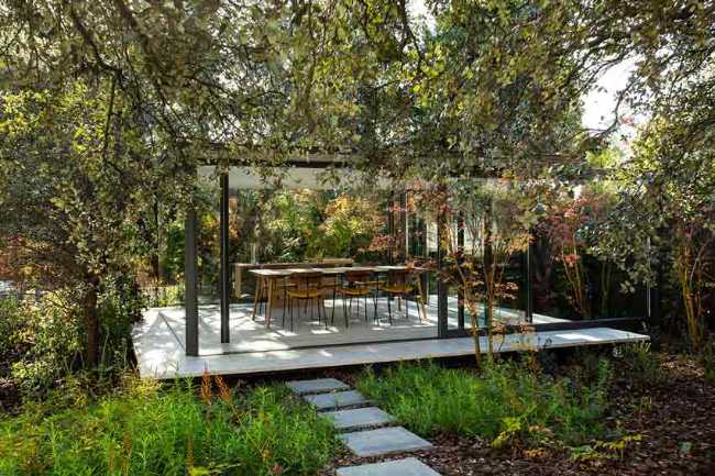 Garden Pavilion: the glass pavilion that breaks the limits of space