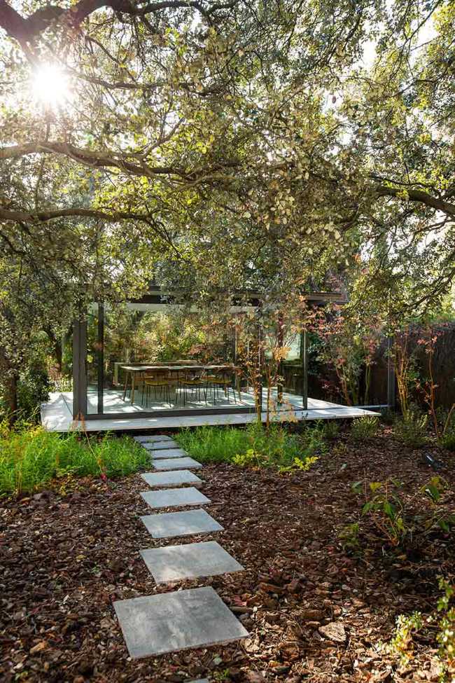 Garden Pavilion: the glass pavilion that breaks the limits of space