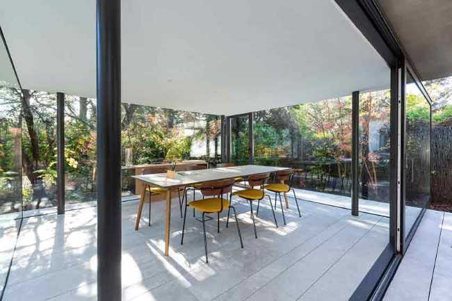 Garden Pavilion: the glass pavilion that breaks the limits of space