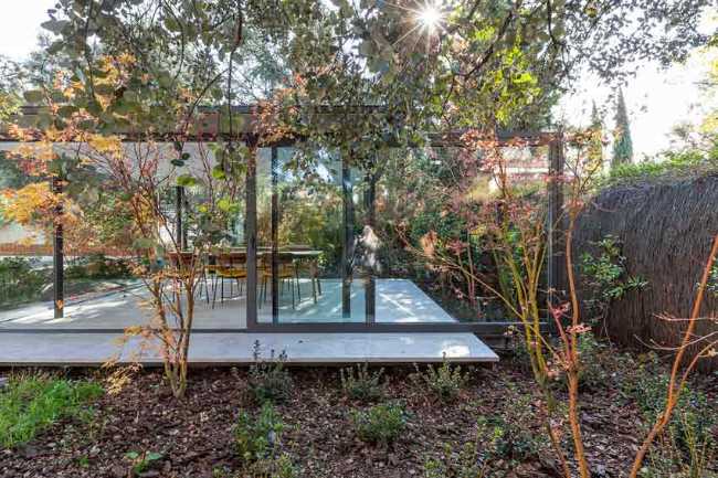 Garden Pavilion: the glass pavilion that breaks the limits of space