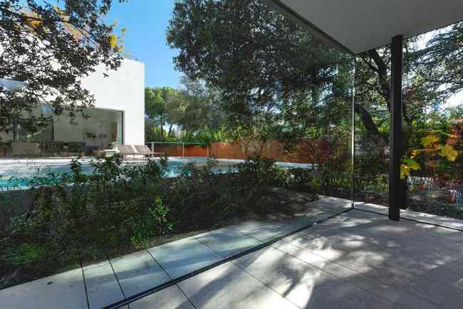 Garden Pavilion: the glass pavilion that breaks the limits of space