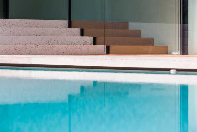 exterior piscina revestimiento piedra