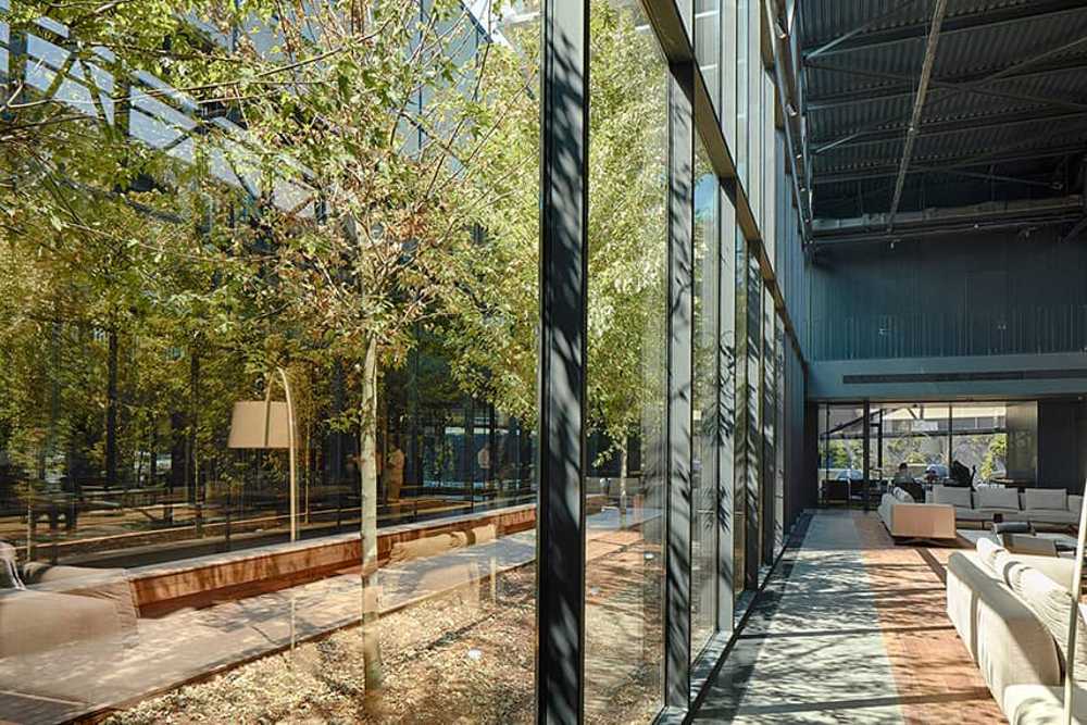 Merkez Ankara Showroom: continuous spaces flooded with light