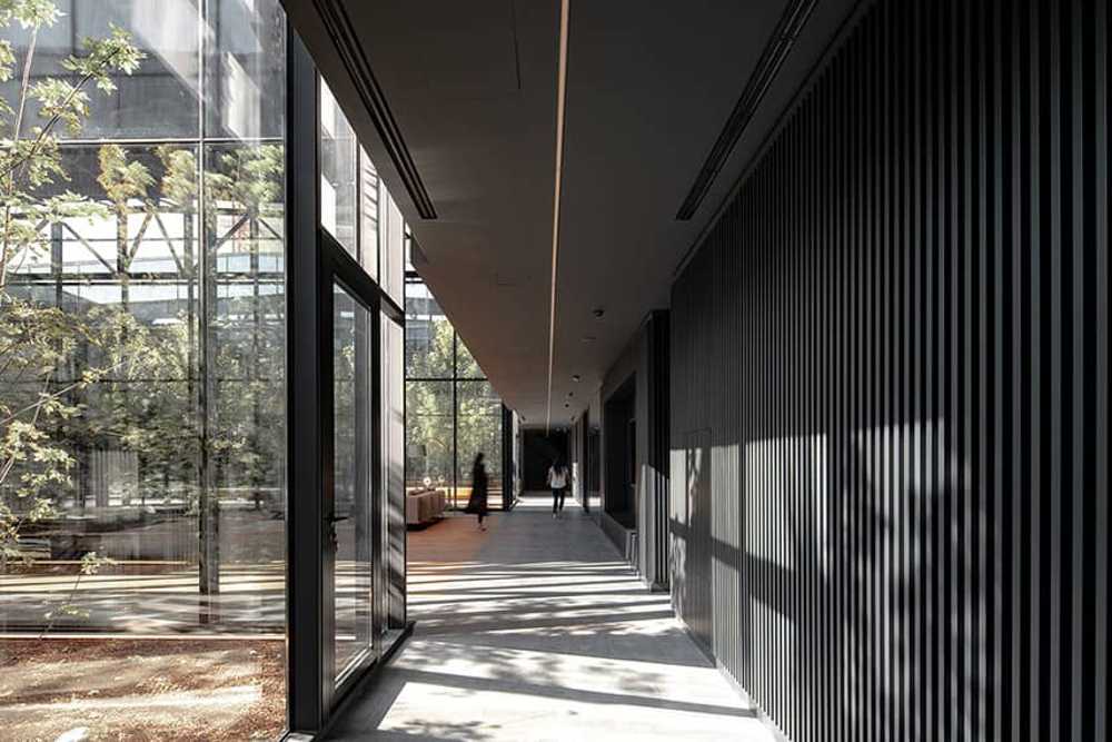 Merkez Ankara Showroom: continuous spaces flooded with light