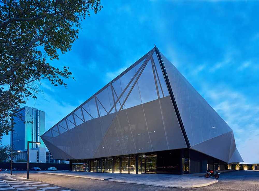 Merkez Ankara Showroom: continuous spaces flooded with light