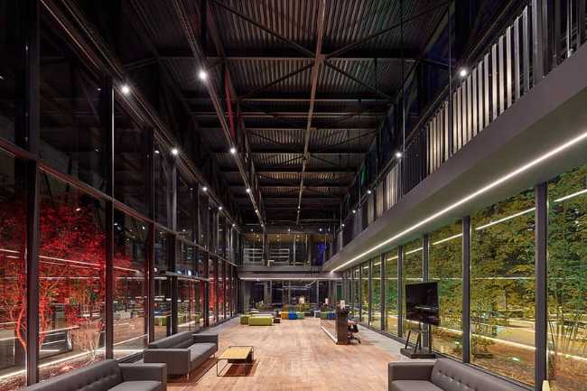 Merkez Ankara Showroom: continuous spaces flooded with light